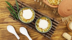 Thành phẩm: Múc chè đậu ván ra chén, rưới nước cốt dừa lên mặt. Thưởng thức khi chè còn ấm nóng sẽ ngon hơn.