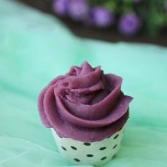 Bánh cupcake sầu riêng thơm lừng được trang trí với lớp khoai tím ngọt ngào mềm mịn bên trên vừa bắt mắt vừa hấp dẫn.