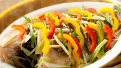 Chuẩn bị một nồi nước sôi, đặt xửng hấp lên trên rồi đậy nắp lại hấp cá 15 phút. Sau đó mở nắp, rưới lên cá 1/2 muỗng canh nước mắm Maggi nữa cho cá dậy mùi thơm rồi đậy nắp lại hấp thêm 5 phút nữa là hoàn tất.