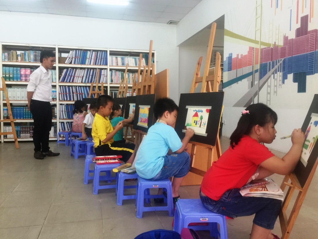 Qua việc dạy vẽ cho trẻ em, người lớn sẽ nhìn thấy những hình ảnh dưới góc nhìn trẻ thơ đầy thú vị, hồn nhiên về cuộc sống xung quanh sẽ dần hiện lên qua ngòi bút, nét vẽ trong bức tranh của các bé. Từ đó sẽ khám phá tính cách cá nhân, sở thích, năng khiếu của bé một cách gần gũi và chân thật nhất.

