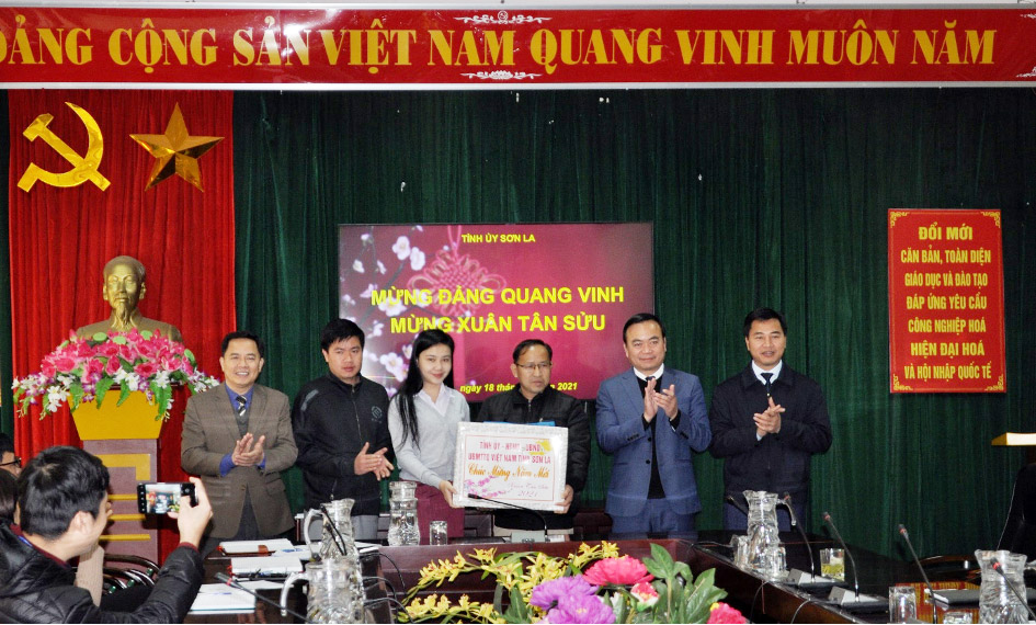 Tỉnh ủy Sơn La gặp mặt đầu Xuân 2021 và trao quà Tết cho Ban Đại diện Lưu học sinh Lào tại Trường Đại học Tây Bắc