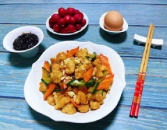 Cho cồi sò điệp xào rau củ ra đĩa bày trí đẹp mắt, khi ăn chấm thêm nước tương cay nữa cho vừa miệng nhé. Những viên cồi sò điệp tẩm bột chiên giòn béo bên ngoài, giòn sai bên trong, rau củ giòn mát, thật hấp dẫn. Món cồi sò điệp xào rau củ có thể dùng với cơm nóng hoặc làm mồi nhậu đều ngon hết sẩy.
