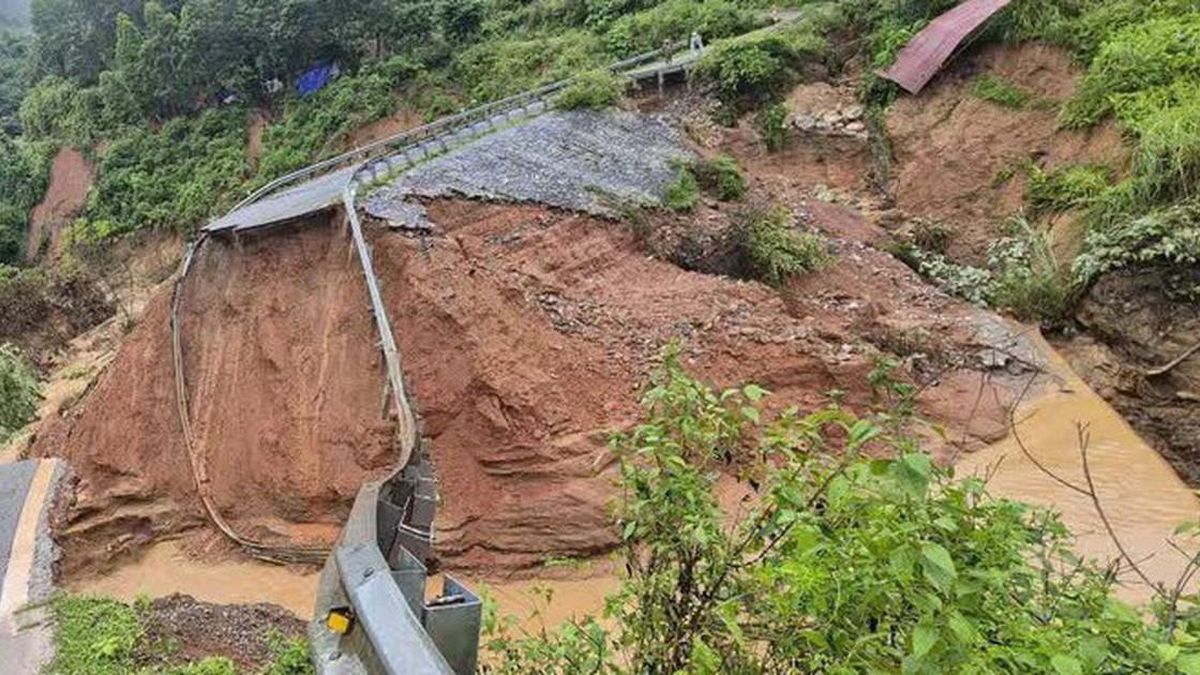 Mưa lớn gây sạt lở, đứt đường trên Quốc lộ 12, giao thông tạm thời chia cắt - Báo Sức Khỏe &amp; Đời Sống