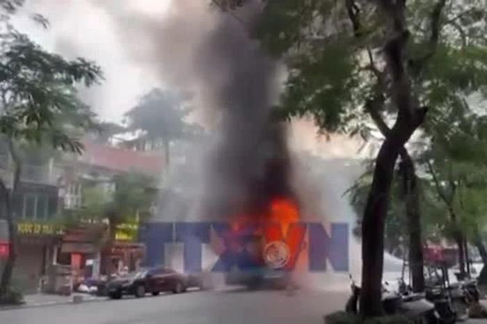 Cảnh báo cháy xe mùa nắng nóng - Báo VietnamPlus