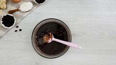 Nấu ấm 100gr nước, 100gr đường cát, 100gr sữa đặc, sau đó đổ vào tô 100gr chocolate 75% rồi cho gelatine vào khuấy đều, ta có được lớp glaze bóng bên trên. Nếu bạn thấy hỗn hợp không hòa tan vào nhau và có biểu hiện tách bơ, bạn có thể dùng máy xay cầm tay hoặc máy xay sinh tố xay cho mịn.
