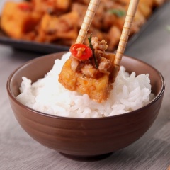 Cho món ăn ra dĩa tranh trí thêm vào lát ớt cho đẹp mắt, Đậu hủ sốt cay thơm ngon, cay cay nóng nóng thưởng thức với cơm trắng thì còn gì tuyệt vời bằng.