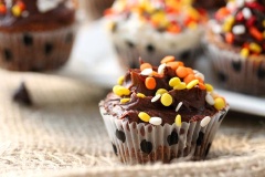 Đun nóng chảy caramel, 100g chocolate đen và phủ chúng lên mặt bánh. Sau đó hãy rắc thật nhiều kẹo màu sắc lên bánh hoặc thêm kem tươi và thưởng thức.