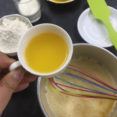 Trứng gà bỏ vỏ, cho đường vào đánh tan hòa quyện cho bơ đun chảy vào đánh từ từ.