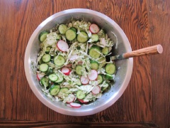 Khi ăn, bạn chỉ việc rưới nước sốt salad vào rau củ và trộn thôi. Không gì tuyệt vời hơn khi bữa cơm có các loại salad rau củ tươi ngon, hấp dẫn ngay trên bàn.