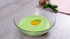 Phần vỏ bánh lá dứa: xay 6 lá dứa với 300ml nước lọc, lượt bỏ phần xác lá dứa, lấy 200gr bột mì đánh đều với phần nước lá dứa vừa xay, 1 quả trứng gà, 100ml nước cốt dừa, 1/2 muỗng cà phê muối.