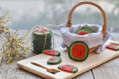 Bánh chín để nguội và bảo quản trong lọ thủy tinh để dùng dần(để ngoài bánh sẽ bị mềm). Bánh quy dưa hấu với những chiếc bánh quy mang hình thù giống như những miếng dưa hấu về màu sắc như ruột đỏ, vỏ xanh, hạt đen, ... giúp các bé nhà bạn thấy hứng thú hơn với việc ăn bánh đó.