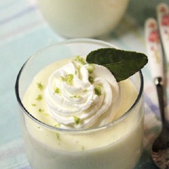 Múc vào ly, cho vào tủ lạnh để bề mặt mousse đông cứng lại. Khi dùng chỉ việc cho kem tươi và vỏ chanh còn lại lên trên, trang trí thêm lá chanh nếu thích. Trông hấp dẫn chưa nè.