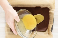 Sau đó rót bát chocolate trắng còn lại lên trên hỗn hợp chocolate đen. Nếu chocolate trắng bị đông quá nhanh, hãy hâm nóng trước khi rót lên trên chocolate đen. Lấy hỗn hợp chocolate đỏ và xanh lá cây ra khỏi ngăn đá tủ lạnh. Dùng một con dao để xắt hoặc đập vụn 2 tảng chocolate này. Cuối cùng, bạn có thể rắc vụn chocolate đỏ và xanh lá cây lên trên tảng chocolate đen vừa được phủ trắng. Sau đó đặt tất cả vào ngăn đá tủ lạnh trong vòng 15-20 phút. Khi kẹo đã cứng, bỏ ra khỏi ngăn đá rồi đập vỡ 1 thành những mảnh cầm vừa tay rồi thưởng thức.
