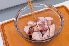 Trước tiên bạn ngâm sò điệp khô với nước cho mềm, sau đó xé nhỏ. Gạo bạn đem đi vo sạch, sau đó ướp cùng 1 muỗng cà phê dầu ăn khoảng 30 phút. Gà mua về bạn làm sạch sau đó chặt thành từng miếng nhỏ vừa ăn, ướp với rượu, nước tương và hạt tiêu trong khoảng 30 phút cho gà thấm gia vị.