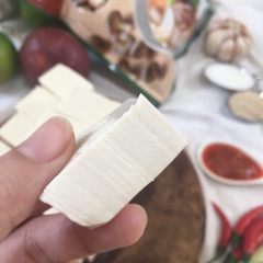 Đậu hủ rửa sạch, cắt miếng vừa ăn (đừng cắt quá nhỏ đậu hũ sẽ bị nát lúc nấu). Sả cắt nhỏ. Cho tỏi, ớt, sả vào cối giã nhuyễn.
