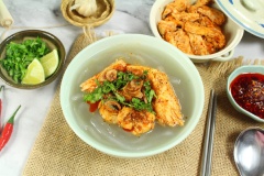 Cho sợi bánh canh ra tô, chan nước dùng. Thêm thịt cá lóc xào thấm gia vị và ớt sả sate, rắc ít hành ngò rau răm cắt nhỏ,tiêu xay và hành phi vàng giòn nữa là bạn đã có thể thưởng thức món bánh canh cá lóc miền Trung đầy hấp dẫn rồi đấy. Vị cay cay, dai dai và ngon ngọt tự nhiên sẽ làm những bữa ăn của gia đình thêm thú vị đó. Cùng vào bếp làm ngay món ngon nổi tiếng trong ẩm thực miền Trung này thôi nào.