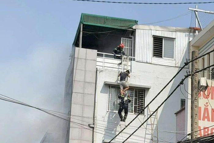 CLIP: Cứu hộ đu thang dây giải cứu nạn nhân vụ cháy nhà ở TPHCM - Báo Tiền Phong