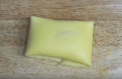 Trải vỏ bánh ra. Cho kem whipping vào giữa. Đào cát lát mỏng, đặt lên kem. Gấp bánh lại sao cho kín và đẹp mắt.