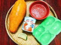 Đu đủ vừa chín tới đem gọt bỏ vỏ, dùng tay hoặc muỗng nạo bỏ hết hạt đu đủ, cắt đu đủ thành những miếng nhỏ cho dễ xay.