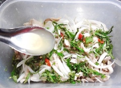 Cho bao tử vào thau sạch, cứ 1 lớp bao tử rồi thêm một lớp hành tây, rau răm, vài lát ớt. Tiếp đó là 3 muỗng canh nước cốt chanh.