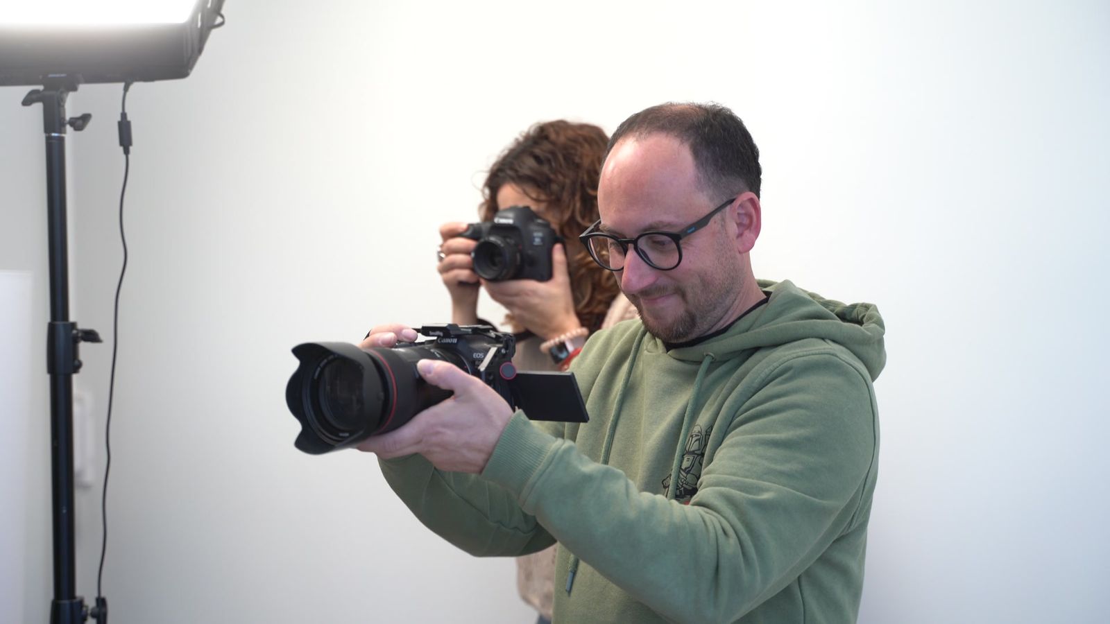 Alumno con la cámara en el estudio de Madrid
