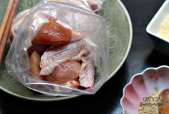 Rửa sạch cánh gà, tùy cánh lớn nhỏ mà cắt thành 2 hoặc 3 khứa, lau khô với giấy thấm, sau đó cho cánh gà vào túi ziploc, nêm thêm vào túi 1 muỗng cà phê bột nêm, 1 muỗng cà phê bột tỏi, 1 muỗng cà phê tiêu, bóp thật đều cho cánh gà cho thấm gia vị. Sau đó để túi cánh gà trong tủ lạnh qua đêm, hoặc để ít nhất 1 tiếng trước khi dùng.