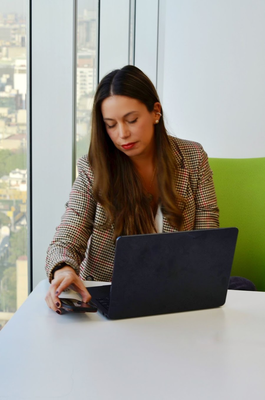 Mariel Vásquez working