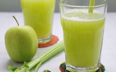 Cho nước ép ra ly. Thêm đá viên vào, thưởng thức.
