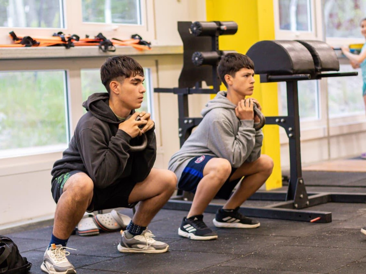 Gobierno invita a jóvenes a sumarse a las clases de acondicionamiento físico en la casa del deporte en río grande