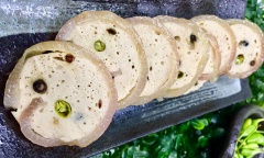 Cắt ra ăn với cơm hoặc bỏ vào bún bò ngon tuyệt. Chả da heo cay bùi với cách làm đơn giản này bạn có thể thỏa thích ăn chả dai béo hấp dẫn với vị phù hợp với cả nhà nhé! Món này dùng trong ngày Tết, ăn cùng dưa kiệu rất tuyệt.