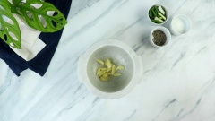Giã nát hỗn hợp 20gr tỏi, 20gr hành lá, 15gr đường, 5gr tiêu. Sau đó thêm vào 1 muỗng canh dầu ăn, 1 muỗng canh nước mắm rồi khuấy đều.