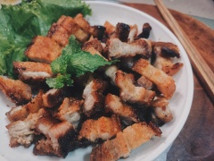 Thịt vừa vàng thì vớt ra để ráo dầu, tránh chiên quá vàng làm thịt bị khô. Chặt thịt heo thành miếng vừa ăn.