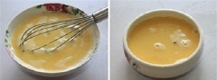 Đập trứng ra bát, đánh tan với một chút xíu muối. Sau đó lọc trứng qua rây, gạn bỏ gợn cho mịn. Thao tác này rất quan trọng để món trứng khi thành phẩm được mịn và không bị rổ mặt.Thêm lượng nước sôi (hoặc nước ấm) bằng 2 lần lượng trứng vào trong bát, đánh tan cho hỗn hợp hòa vào nhau. Lúc này trút thịt ngao vào, khuấy đều hỗn hợp. Múc hỗn hợp trứng, ngao ra hai bát con, bọc kín bằng màng bọc thực phẩm hoặc giấy bạc. Không nên dùng bát sâu lòng quá, vì trứng sẽ lâu chín mà ngao lại bị chìm ở dưới.