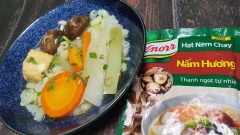 Thêm rau củ, đậu hũ các loại vào tô, thêm nước lèo thơm ngon là hoàn tất món ăn. Món ăn sẽ ngon hơn nếu dùng kèm lá hoành thánh chiên, giá, xà lách xoong, hành ngò cắt nhỏ. Chúc các bạn ngon miệng nhé.