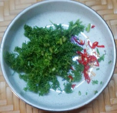 Thì là bỏ rễ, lá úa dập, rửa sạch, xắt nhuyễn. Ớt rửa sạch, xắt nhỏ. Cho cá vào bát, trộn đều cùng thì là, ớt cắt nhỏ, tiêu, hạt nêm. Sau đó dùng muỗng quết khoảng 15 phút cho cá dai.