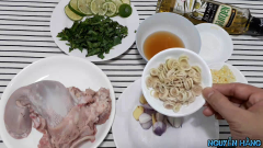 Lưỡi heo mình bỏ muối vào rửa sạch lần 1, trụng qua nước sôi cạo sạch, bỏ muối vào rửa tiếp là sạch. Sả cắt khoanh tròn. Gừng và hành tím cắt lá để luộc lưỡi heo. Tỏi mình băm nhỏ để làm nước mắm. Rau thơm rửa sạch, cắt nhỏ. Chanh cắt khoanh tròn, mỏng.