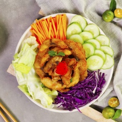 Xếp cá điêu hồng chiên giòn ra dĩa, bày xà lách và các loại rau xung quanh, rưới xốt tắc lên rau, ăn cá chiên kèm với salad trộn xốt tắc. Chiên lát cá mỏng với Aji-Quick® Bột Tẩm Khô Chiên Giòn giúp cá vàng đẹp, giòn lâu và không bị khô. Bên cạnh đó, sử dụng vỏ tắc để làm xốt giúp tạo hương vị đặc trưng cho món ăn.