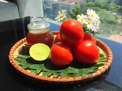 Cà chua rửa sạch, ngâm nước muối khoảng 30 phút sau đó dùng dao khía nhẹ phía đầu quả rồi ngâm vào bát nước sôi khoảng 5 phút cho dễ bóc vỏ.