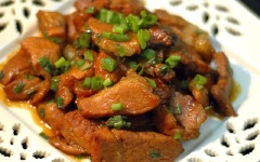 Khi thấy thịt săn lại thì tắt bếp, rắc hành lá vào là được. Cho món ăn ra đĩa và mời cả nhà thưởng thức bên bữa cơm gia đình thôi!
