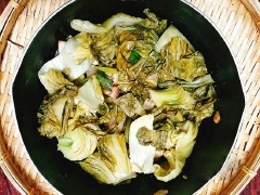 Cho 1 muỗng cà phê đường và 1 muỗng canh dầu ăn và bật bếp nấu cho nước đường chuyển màu cánh gián thì cho sườn vào xào sơ qua, miếng sườn săn lại mới cho hành tỏi băm vào cùng. Tiếp theo bạn cho dưa cải chua, ớt sừng cắt nhỏ, nước mắm rồi đổ nước xâm xấp mặt sườn. Đậy vung đun cho sườn sôi lên thì hạ lửa liu riu, kho cho sườn rút cạn bớt nước, bạn nếm lại cho vừa khẩu vị gia đình.