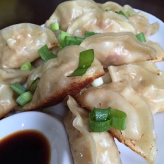 Cho sủi cảo ra dĩa, rắc thêm chút hành lá băm lên và thưởng thức với nước tương. Sủi cảo nhân thịt gà làm theo cách này không hề chứa nhiều dầu mỡ mà còn rất ngon nữa đó. Nếu cuối tuần bạn chưa biết làm gì thì hãy thử món này nha. Chúc bạn thành công!