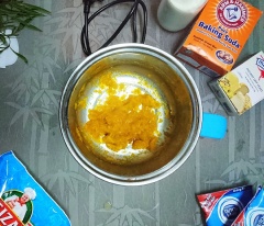 Bí đỏ sau khi cắt nhỏ cho vào nồi, đổ nước vừa ngập bí, thêm 1/2 muỗng cà phê muối, đường vào cùng với bí. Bí mềm bạn cho nhiệt độ xuống thấp nhất, đảo đều và từ từ nghiền nát bí đỏ, đến khi đạt được hỗn hợp dẻo mịn.