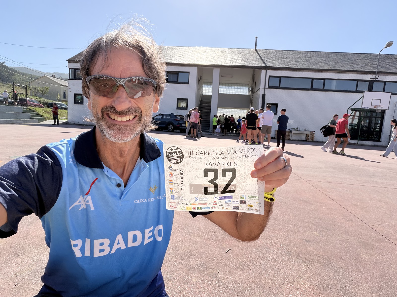Antes de la salida, con el dorsal 327