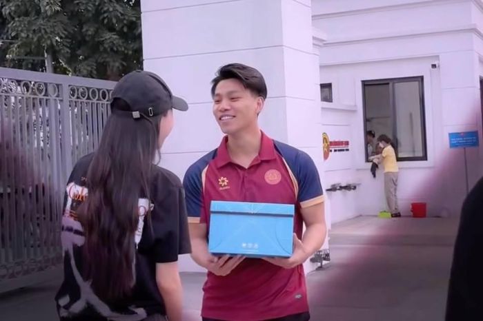 Văn Thanh nhận bất ngờ từ bạn gái - Tạp chí Tri thức