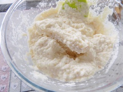 Chuối lột vỏ, tước chỉ, thái lát hơi dày. Bắc chảo dầu lên bếp, chờ dầu hơi nóng, cho miếng chuối vào tô bột nhúng đều rồi thả vào chảo dầu chiên lửa vừa. Khi thấy miếng chuối vàng giòn thì gắp ra dĩa có lót giấy thấm dầu.