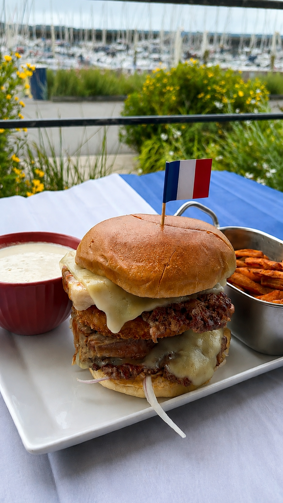 Le Stadium Burger — burger signature du moment chez Marcelle et Morris