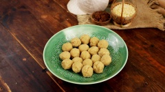 Phần nhân: 100g đậu xanh cà vỏ rửa sạch, ngâm nước khoảng 2 tiếng cho mềm rồi luộc hoặc hấp chín, vớt ra để ráo. Xay nhuyễn đậu xanh, sau đó cho vào chảo cùng 50g đường, sên cho khô rồi vo viên tròn.