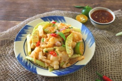 Không chỉ hấp dẫn thị giác bởi màu sắc tươi tắn, thưởng thức chân gà rút xương trộn xoài còn vô cùng đã miệng! Da gà giòn sần sật, cộng thêm vị xoài chua chua cùng các loại gia vị hài hòa khiến bạn cảm thấy không khỏi thích thú. Đó cũng chính là lý do khiến món chân gà trộn này trở thành món khoái khẩu của nhiều tín đồ ẩm thực.
