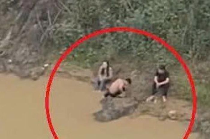 Hai nam sinh lao xuống sông cứu nữ sinh lớp 11 nhảy cầu - Báo Người Lao Động