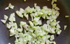 Làm nóng 1 muỗng canh dầu ăn, cho bầu vào, đảo đều 1 phút, vớt ra, cho vào nồi cháo.